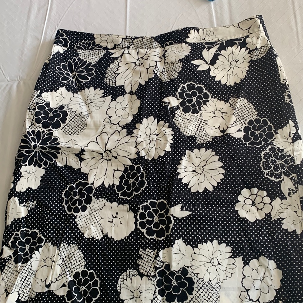 Women’s black/cream floral skirt sz 12